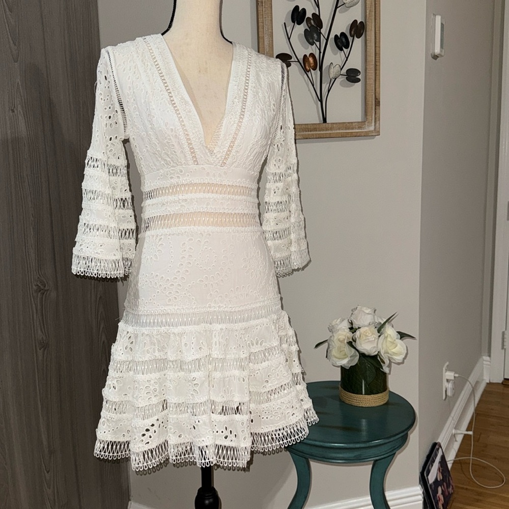FLORAL FLUTTER DRESS IN WHITE